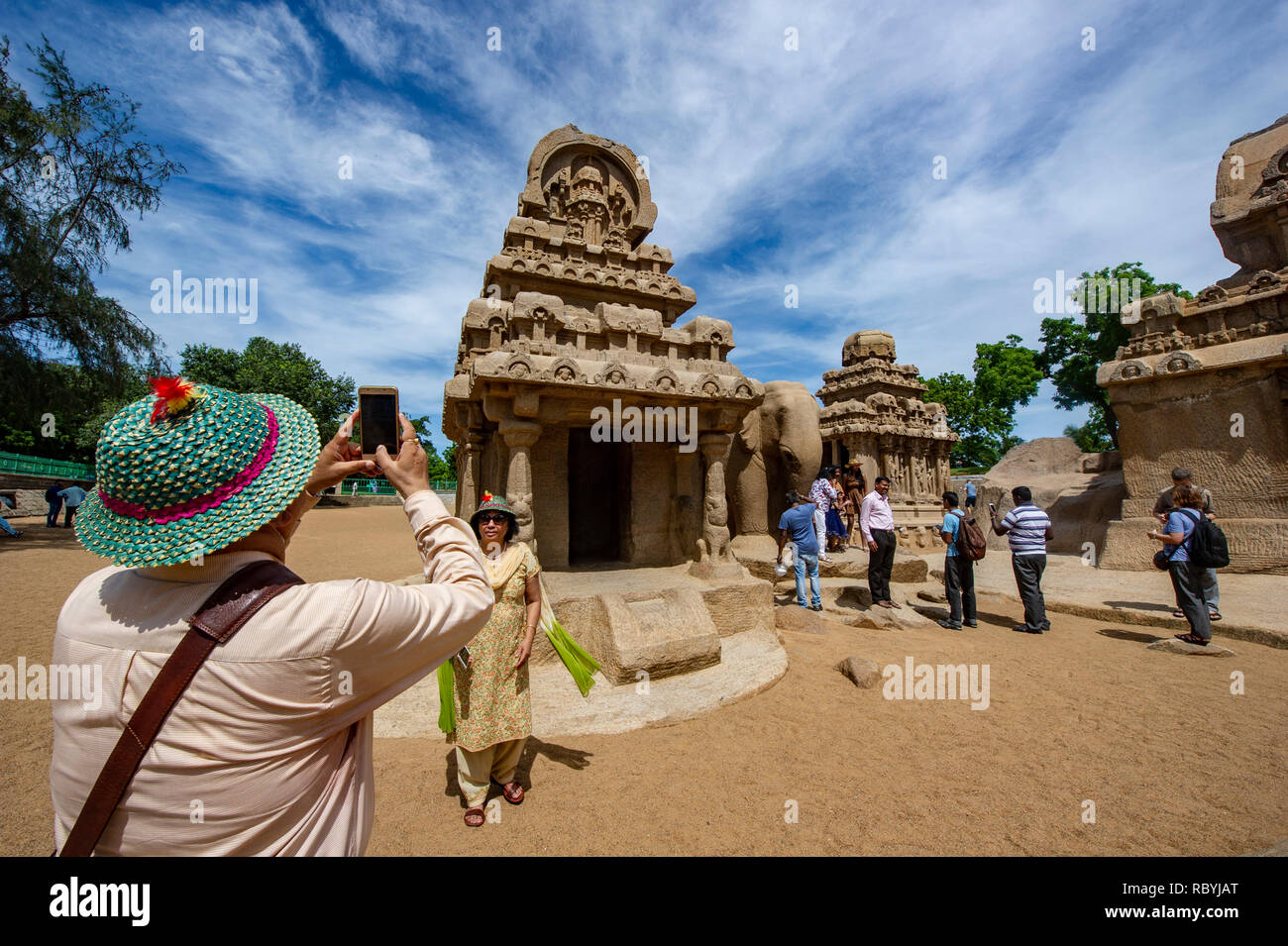 Scattare una foto con uno smartphone a monumenti di Mahabalipuram vicino a Chennai in India del sud Foto Stock