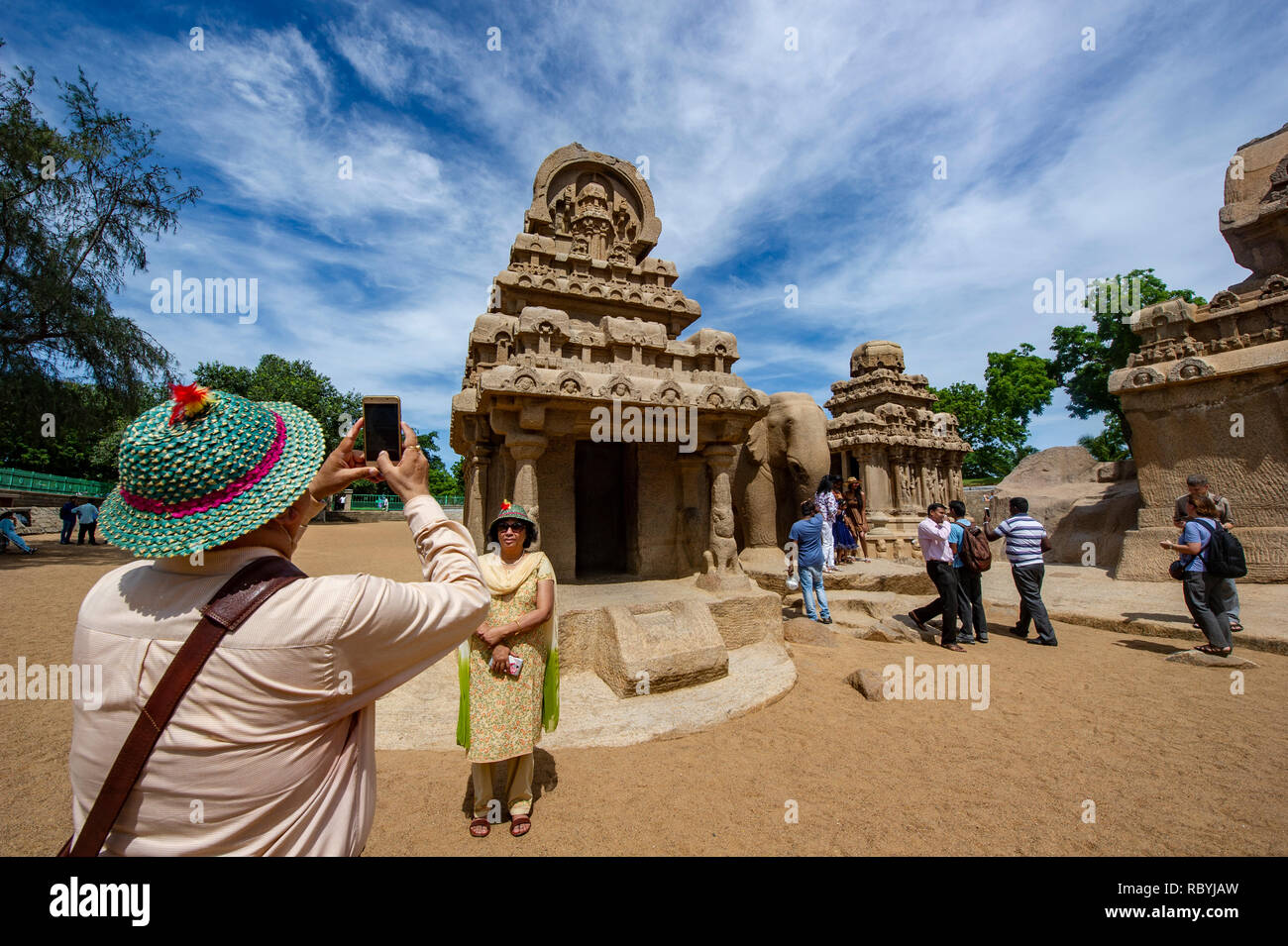 Scattare una foto con uno smartphone a monumenti di Mahabalipuram vicino a Chennai in India del sud Foto Stock