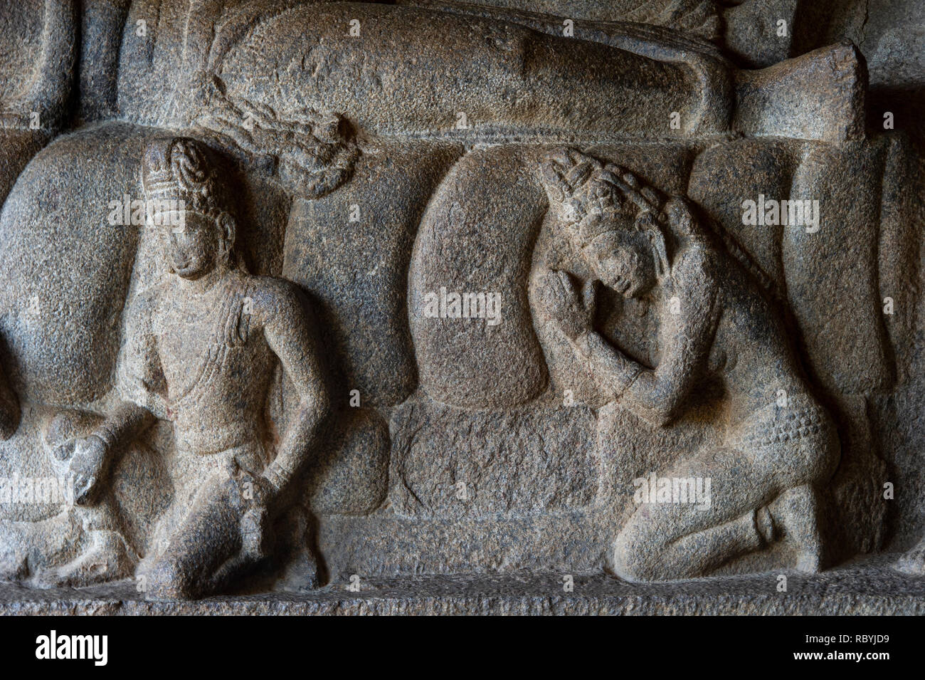 Incisioni rupestri sulle pareti dei monumenti di Mahabalipuram Foto Stock