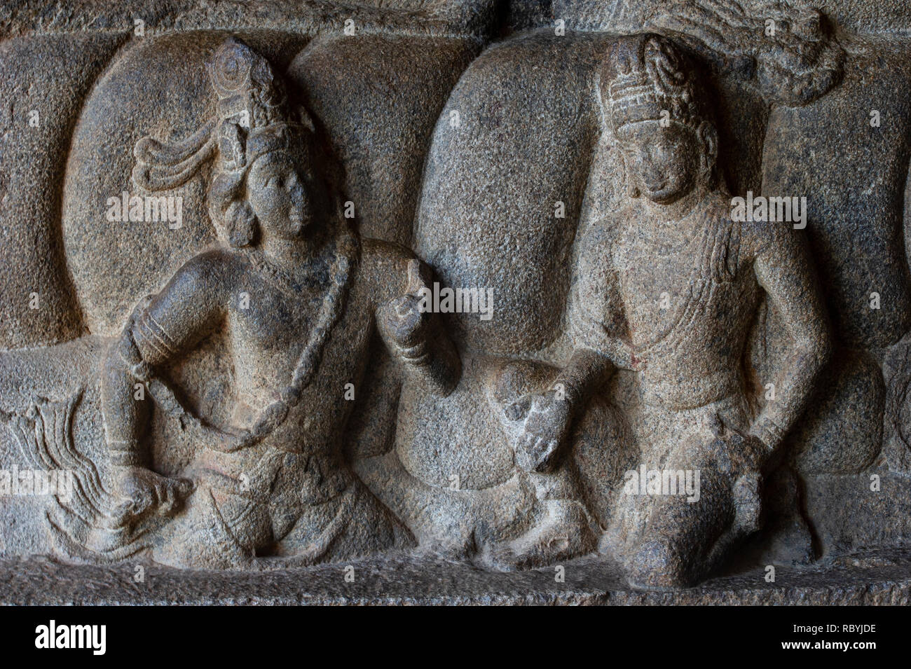Incisioni rupestri sulle pareti dei monumenti di Mahabalipuram Foto Stock