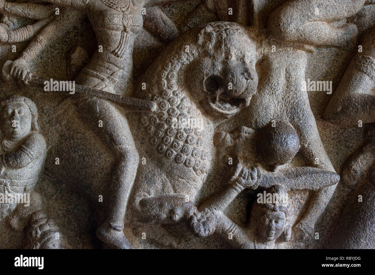 Incisioni rupestri sulle pareti dei monumenti di Mahabalipuram Foto Stock