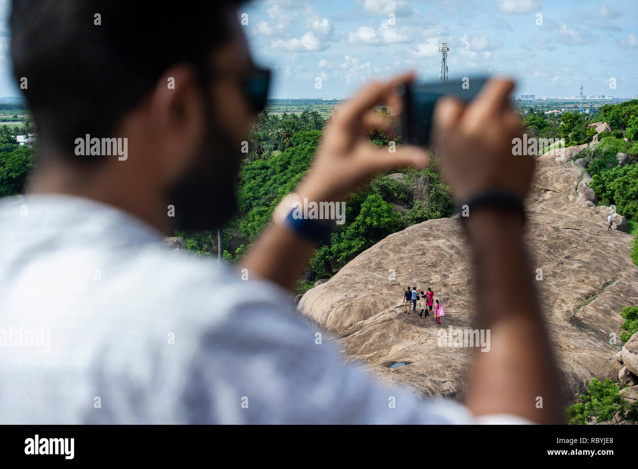 Scattare una foto con uno smartphone a monumenti di Mahabalipuram vicino a Chennai in India del sud Foto Stock