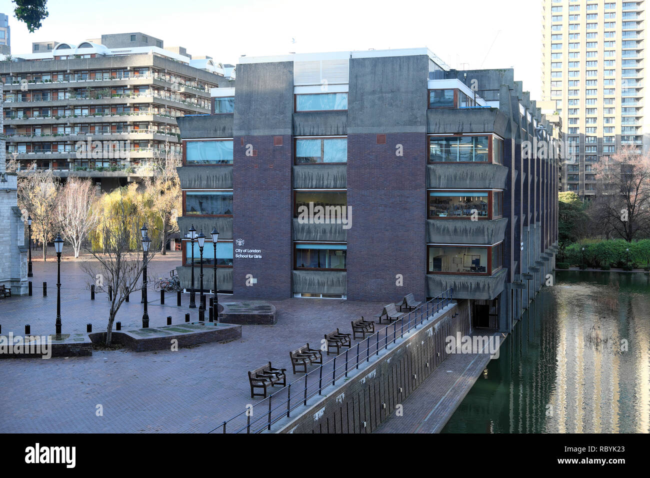 Città di Londra scuola per ragazze edificio vista esterna accanto al lago di Barbican e Barbican appartamenti in Londra England Regno Unito KATHY DEWITT Foto Stock