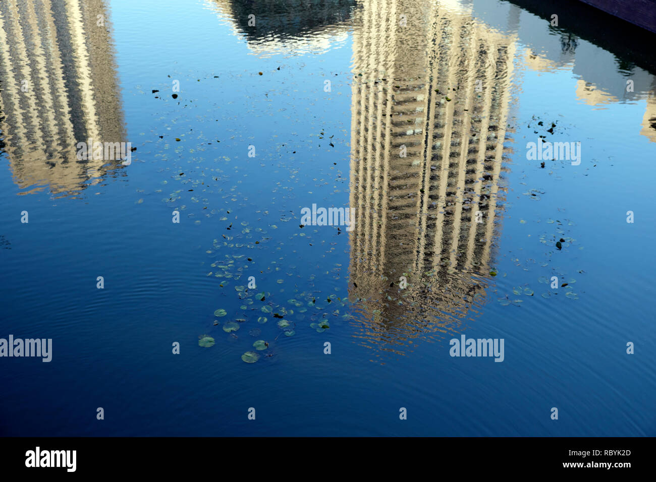 Barbican residenziale immobiliare alte torri della riflessione in un laghetto in giardino a Sunshine City di Londra Inghilterra KATHY DEWITT Foto Stock