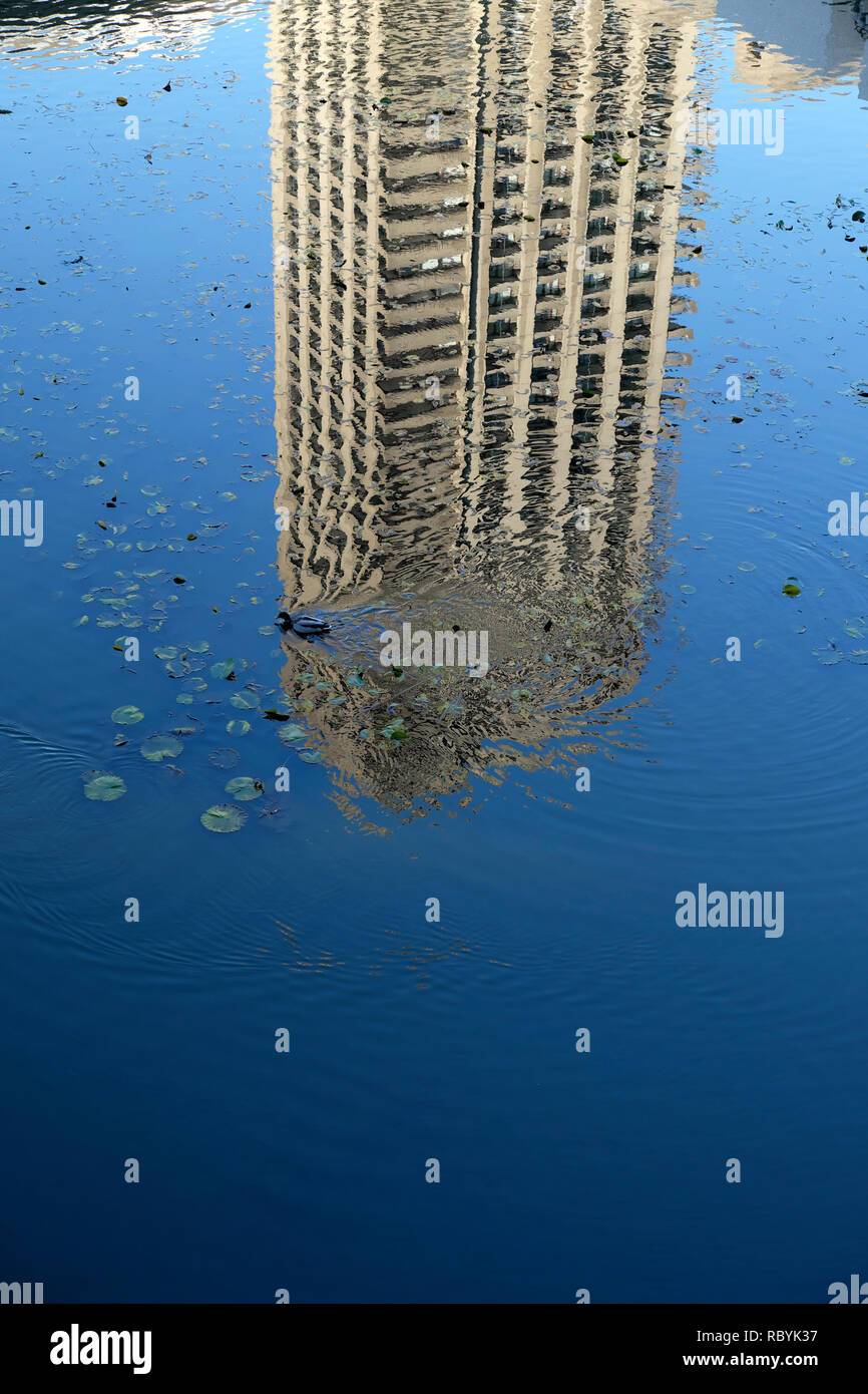 Barbican Station Wagon vista verticale della zona residenziale di alte torri della riflessione in un laghetto in giardino a Sunshine City di Londra Inghilterra KATHY DEWITT Foto Stock