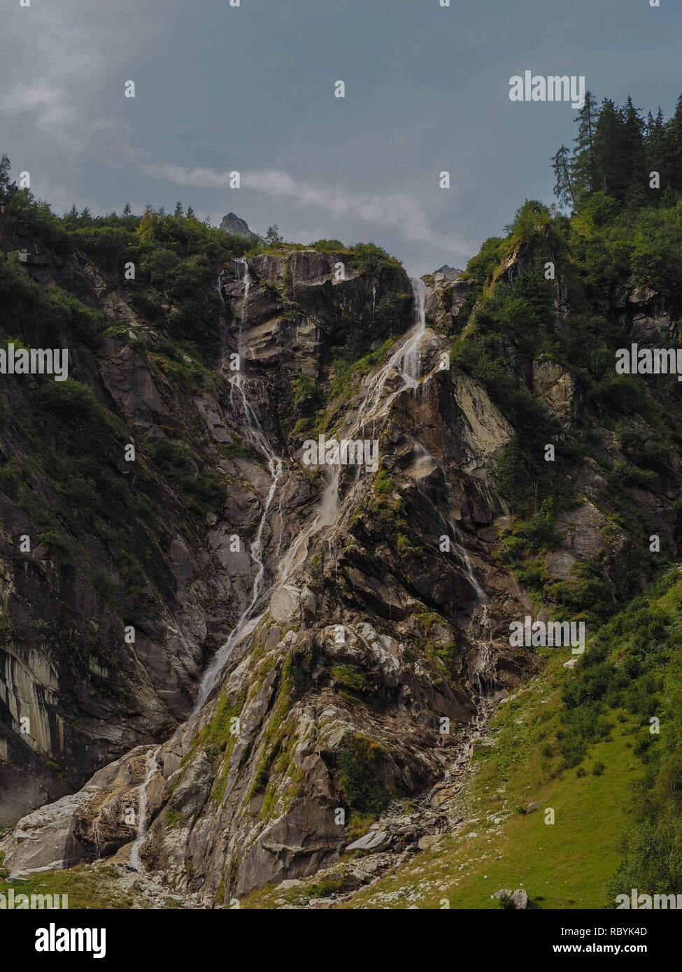 Montagna alta cascata Foto Stock