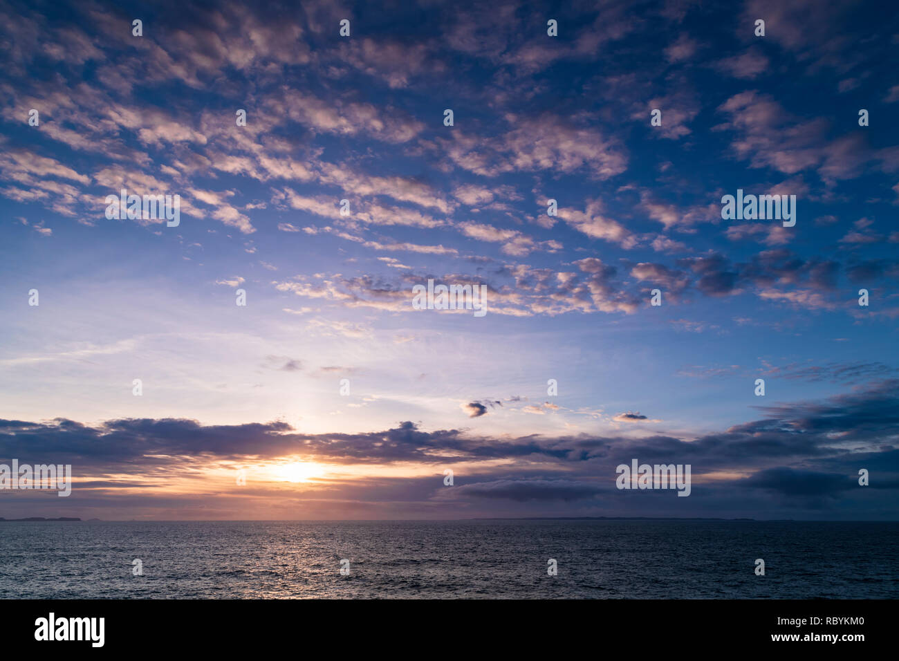 Il tramonto sul mare di Hebides sotto un cielo sgombro di sopra, dal a Ardnamurchan, Scozia. 29 Dicembre 2018 Foto Stock