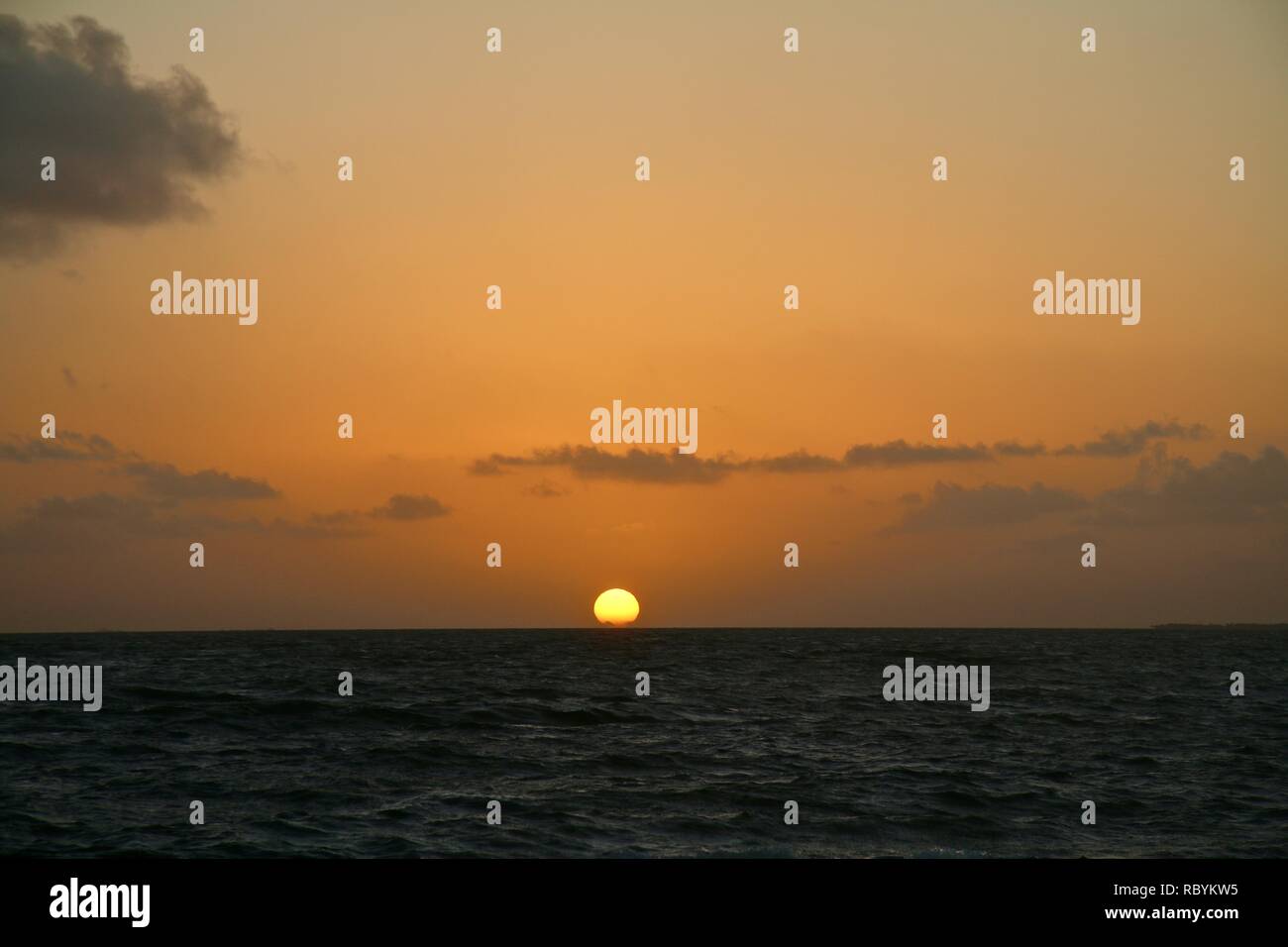 Un Dorato tramonto sul mare dei Caraibi Foto Stock