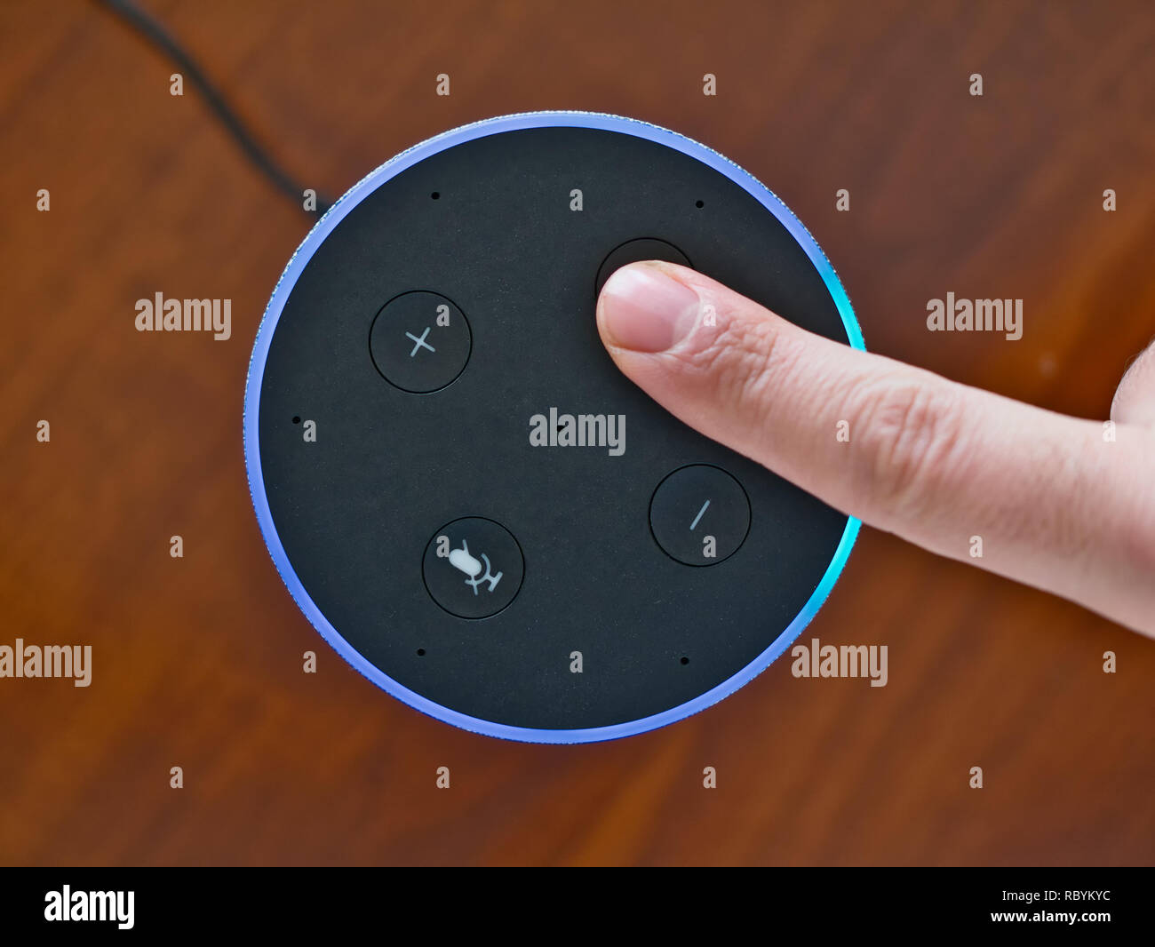 Smart speaker vista dall'alto di intelligenza artificiale assistente Controllo vocale blue anello dito Foto Stock