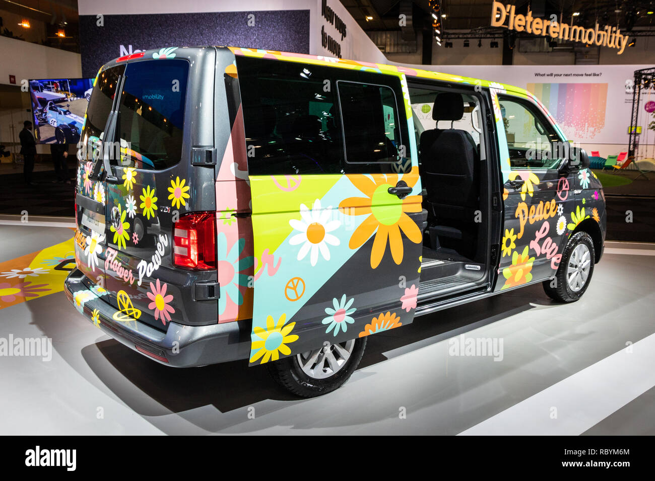 Bruxelles - Jan 10, 2018: Flower Power Volkswagen Multivan camper van presentati presso il Bruxelles Motor Show. Foto Stock