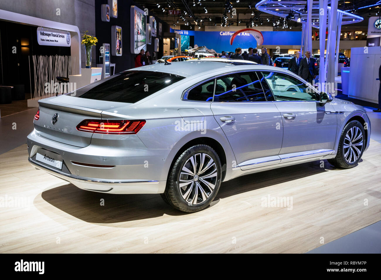 Bruxelles - Jan 10, 2018: Volkswagen Arteon quattro porte auto fastback ha montrato all Expo di Bruxelles Autosalon motor show. Foto Stock