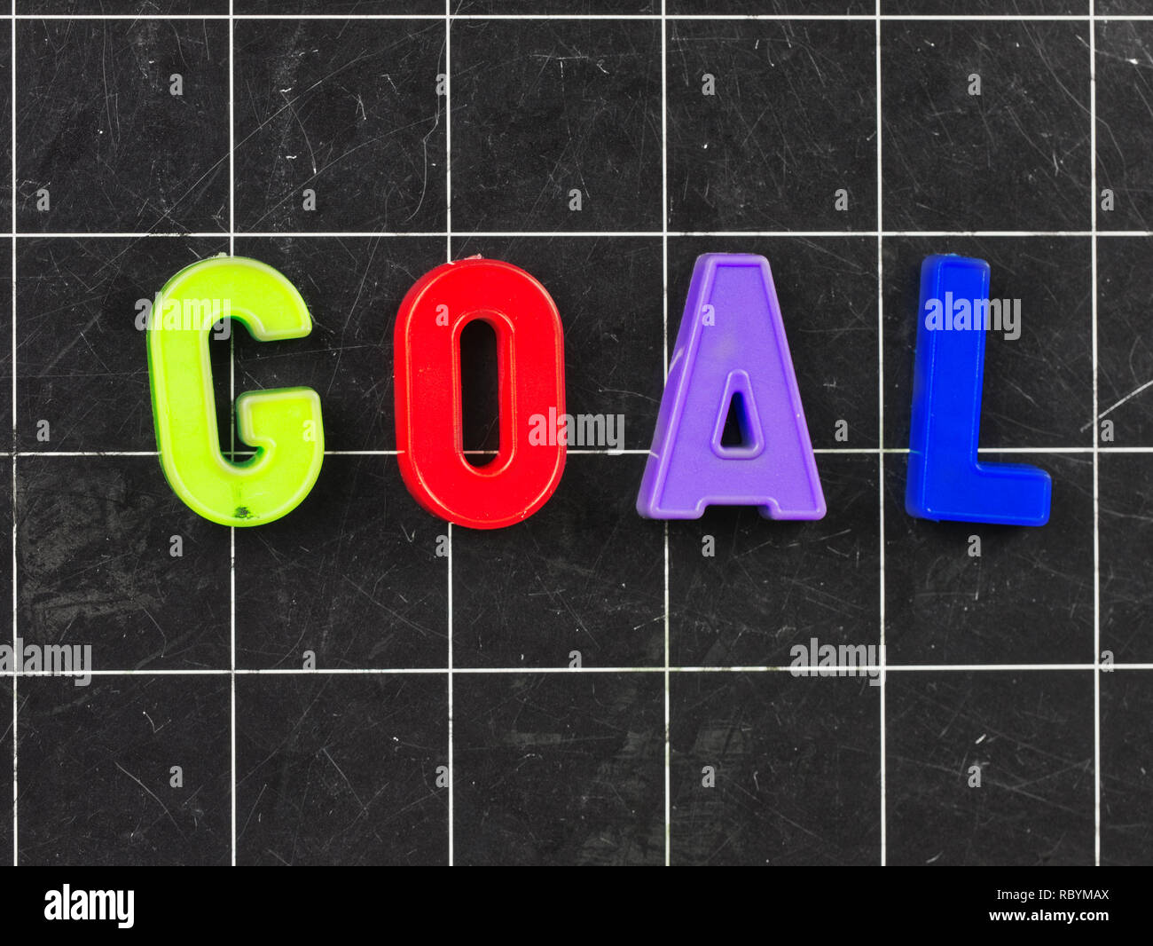 Obiettivo lettera magnetico sulla lavagna a fogli mobili o lavagna Foto Stock