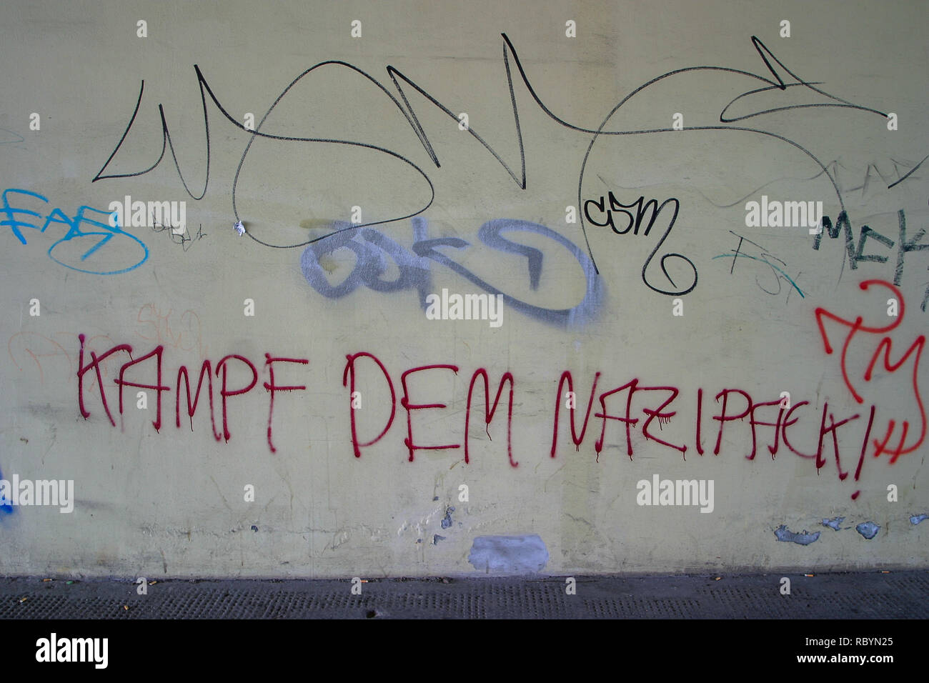 Antifa graffiti, quartiere Lichtenberg di Berlino, Germania Foto Stock