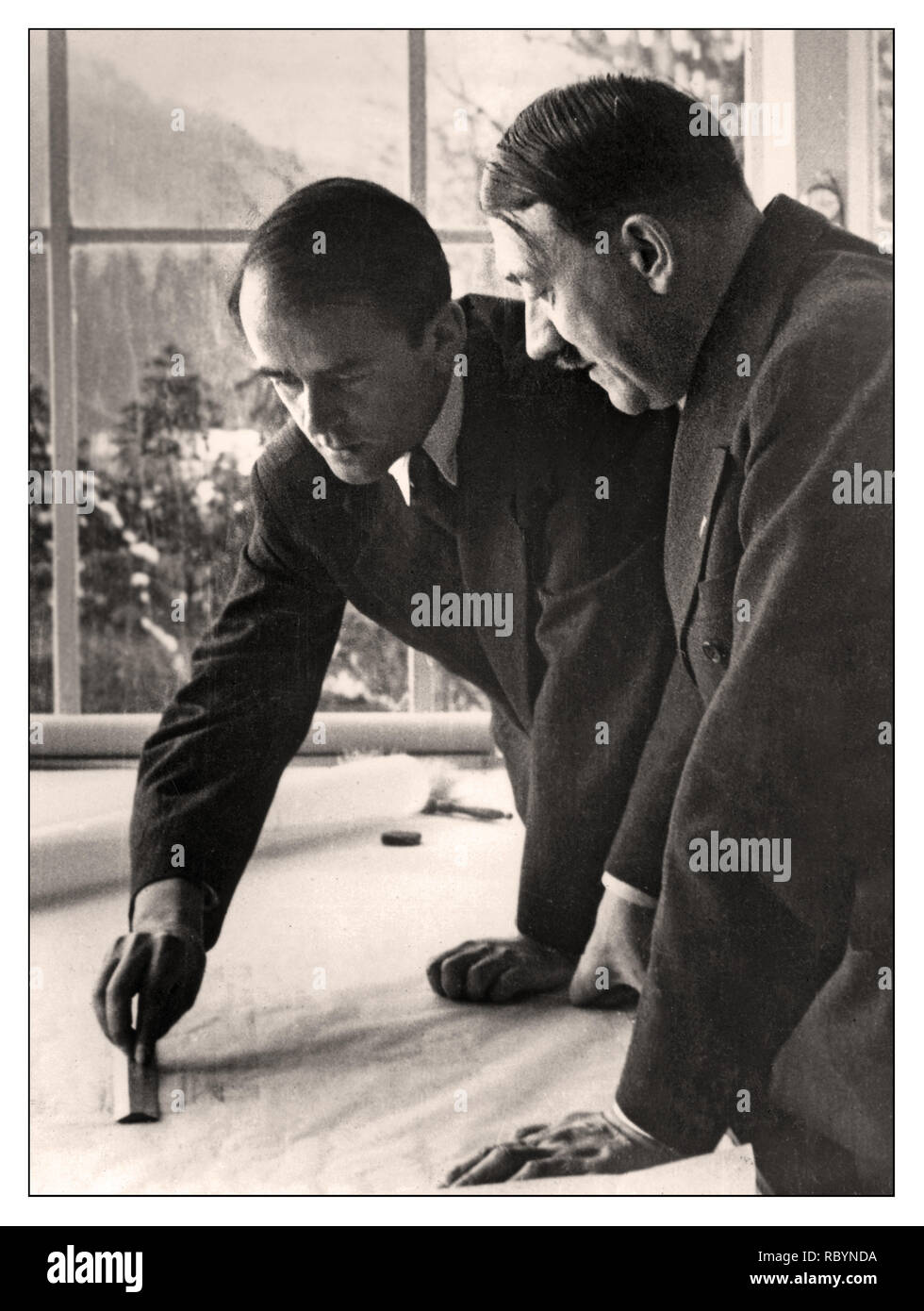 SPEER HITLER BERCHTESGADEN Archivio pre-guerra di immagine di Albert Speer per presentare e discutere del un disegno architettonico con il tedesco leader nazista e Führer Adolf Hitler a Berchtesgaden, Baviera, Germania, 1938 Foto Stock