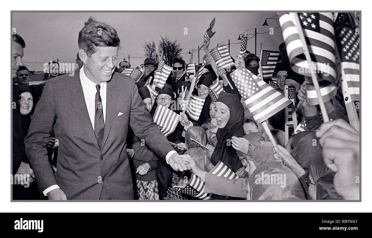 Archive JFK il presidente degli Stati Uniti John F. Kennedy nell'Irlanda del Sud è accolto da un'entusiasta folla irlandese di bambini e suore del Convento della Misericordia che sventolava le bandiere American Stars and Stripes, mentre arriva da Dublino in elicottero al campo sportivo di Galway, in Irlanda, il 29 giugno 1963 Foto Stock