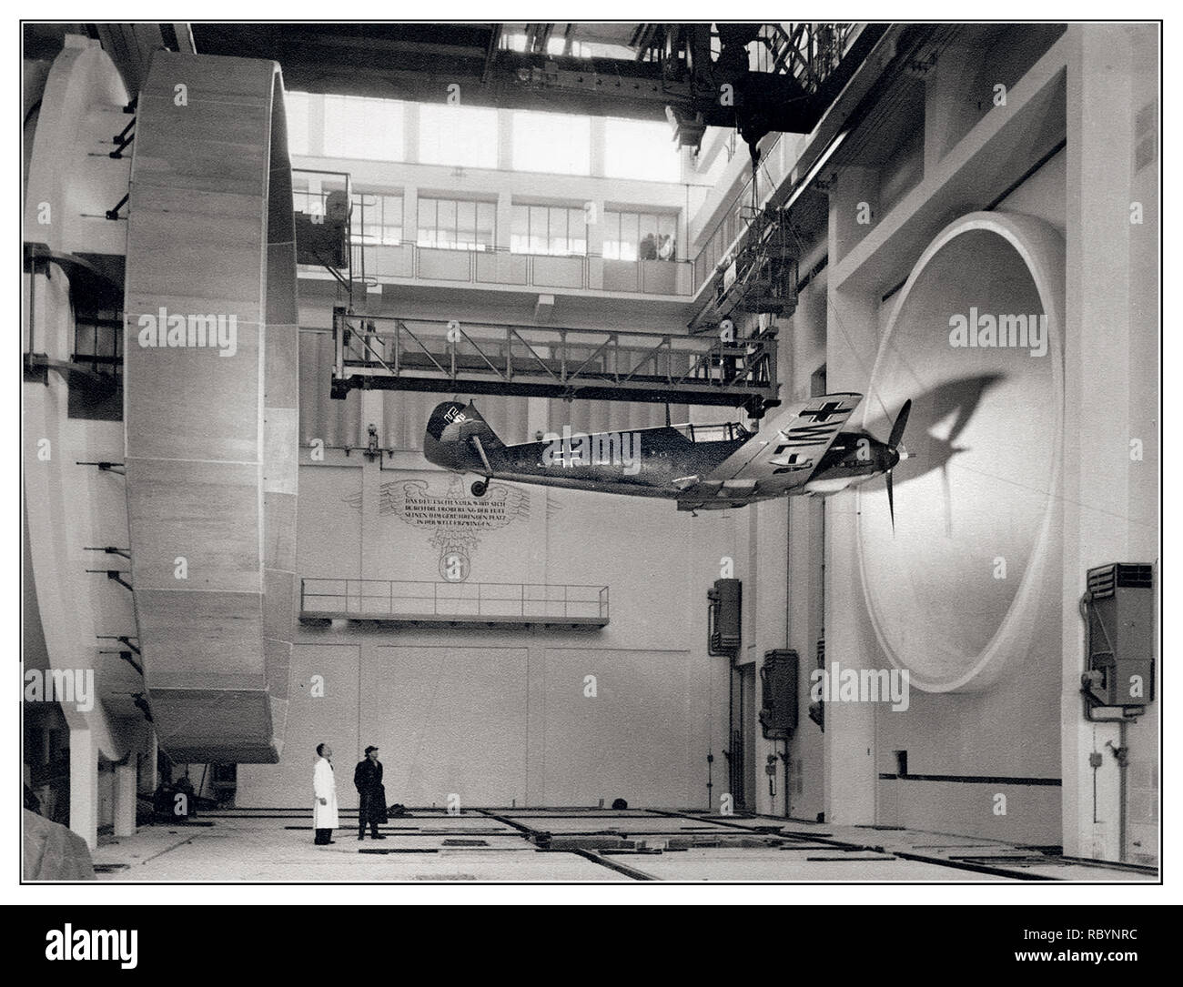 Archivio tedesco WW2 Luftwaffe Fighter Plane testing aerodinamica Messerschmitt Bf 109 seconda guerra mondiale Germania.. Gli ingegneri tedeschi testano un aereo da combattimento nazista Messerschmitt Bf 109 E3, 1940 Foto Stock