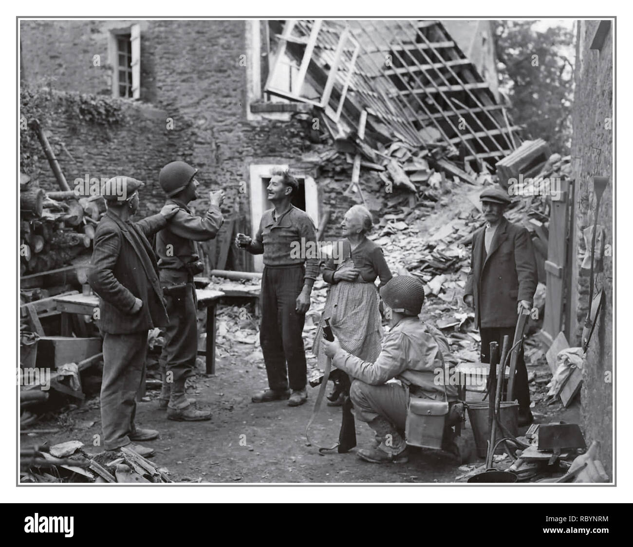 WW2 archivio post-D-Day scena come soldati celebrare la rimozione di occupazione nazista francese con i civili in Saint-Lô, Francia 1944. Foto Stock