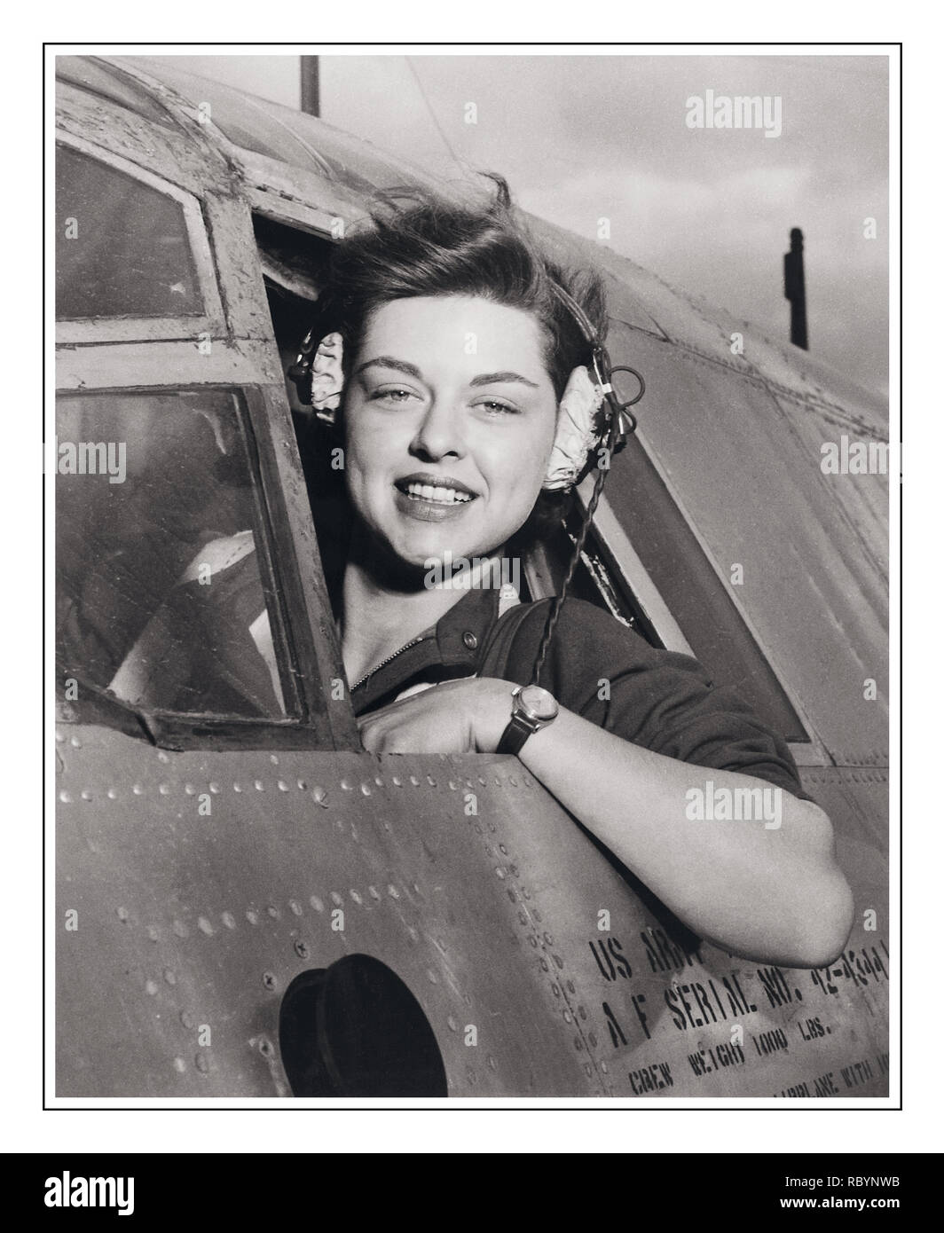 WASP WOMENS AIRFORCE SERVICE PILOTI WW2 Harlingen Army Air Field, Texas--Elizabeth L. Remba Gardner di Rockford, Illinois, WASP (donna Servizio militare di piloti), Classe: 43-W-6, prende a guardarsi intorno prima di inviare il suo piano striature giù la pista a Harlingen Army Airfield, Texas, 1942-1944, parte del progetto di avere donne spostare i piloti degli aerei in home front per liberare più piloti maschio per combattere dazio. circa 1943 Foto Stock
