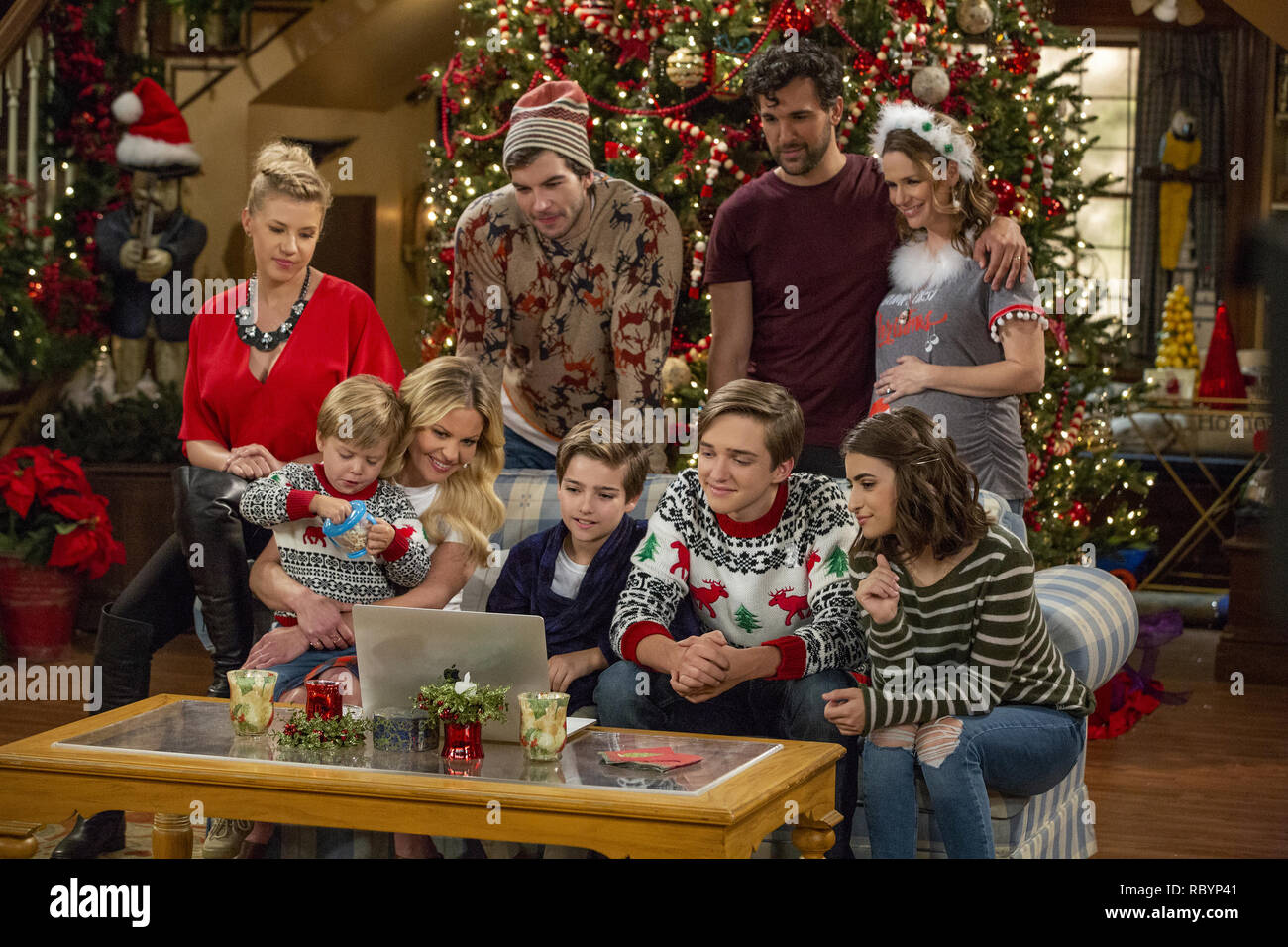 Jodie Sweetin, Candace Cameron Bure, Andrea Barber, 'Fuller House' stagione 4 (2018) Credito: Netflix / Hollywood Archive Foto Stock