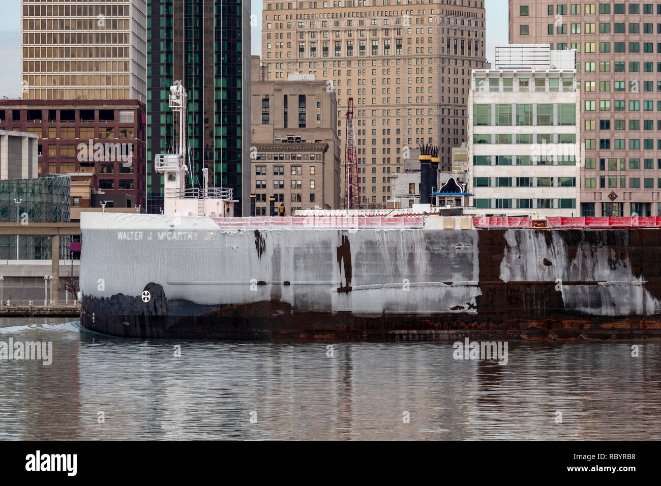 Windsor, Ontario, Canada - Il Walter J McCarthy Jr, a grandi laghi bulk carrier cargo, porta ghiaccio sul suo arco, come ella vele downbound sulla Detroit Ri Foto Stock