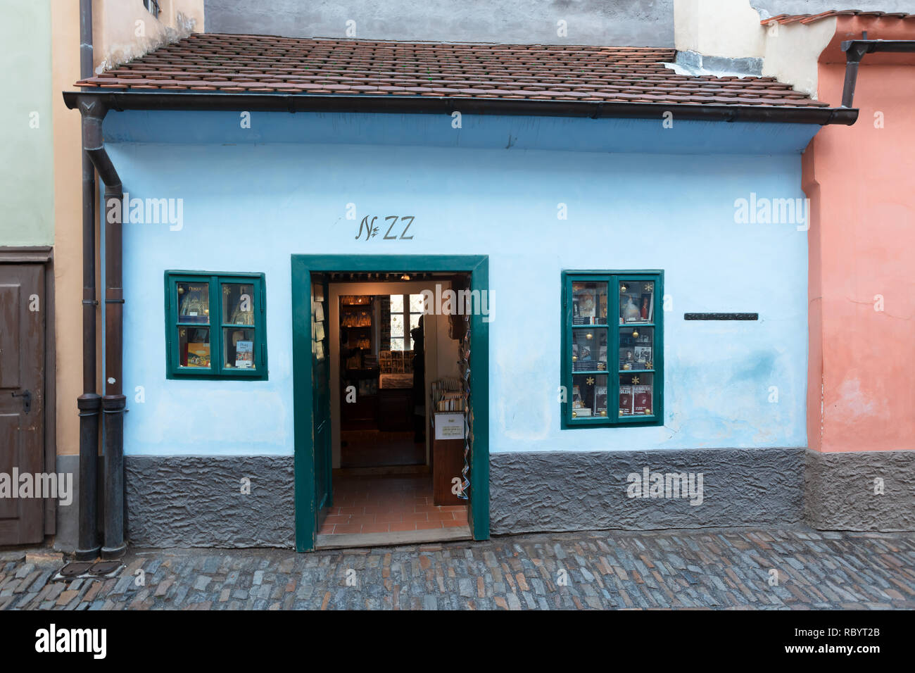 Franz Kafka vissuto e lavorato in questo piccolo dipinto luminosamente casa su Golden Lane costruiti nel Castello di Praga la fortificazione nel secolo 16. Foto Stock