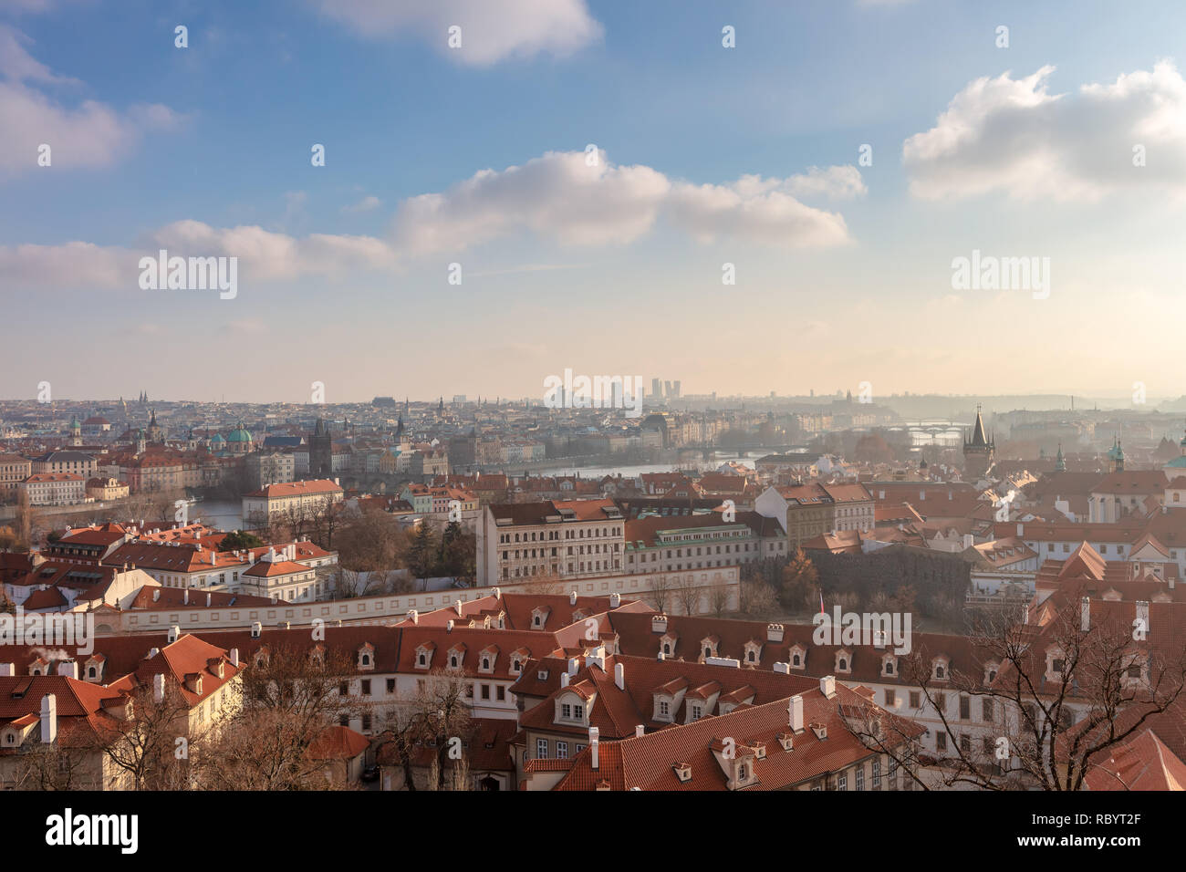 Tetti e ponti di Praga, Repubblica Ceca vista dal Castello di Praga. Foto Stock