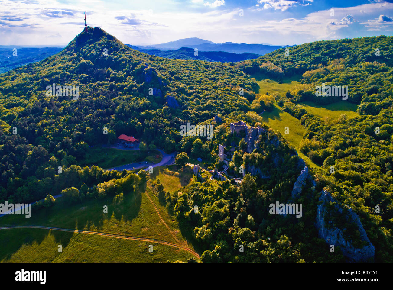 Kalnik crinale e fortezza vecchia ruderi vista aerea, Prigorje regione della Croazia Foto Stock