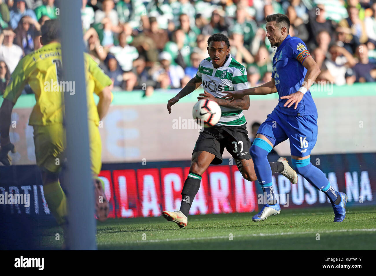 Wendel di Sporting CP (L) e Héctor Herrera di FC Porto (R) sono visibili durante il campionato NN. 2018/19 partita di calcio tra Sporting CP vs FC Porto. (Punteggio finale: Sporting CP 0 - 0 FC Porto) Foto Stock