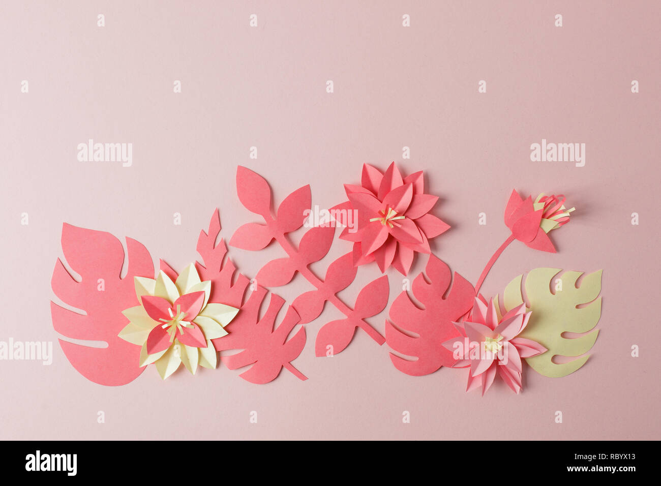 Exotic Tropical multicolore di foglie di composizione della carta, applicazione creativa artigianato su uno sfondo rosa con copia spazio. Biglietto di auguri. Piatto, laici liv Foto Stock