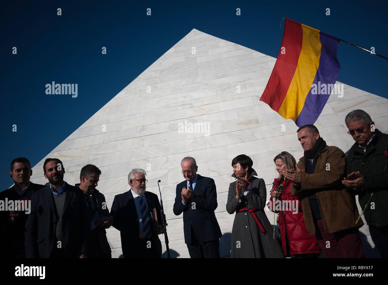 I membri di partiti politici da Malaga il municipio visto durante un omaggio in memoria dei repubblicani uccisi durante la guerra civile da parte delle forze del dittatore spagnolo Francisco Franco presso il cimitero di San Rafel nella parte anteriore di un mausoleo costruito in memoria di tutti i repubblicani. Foto Stock