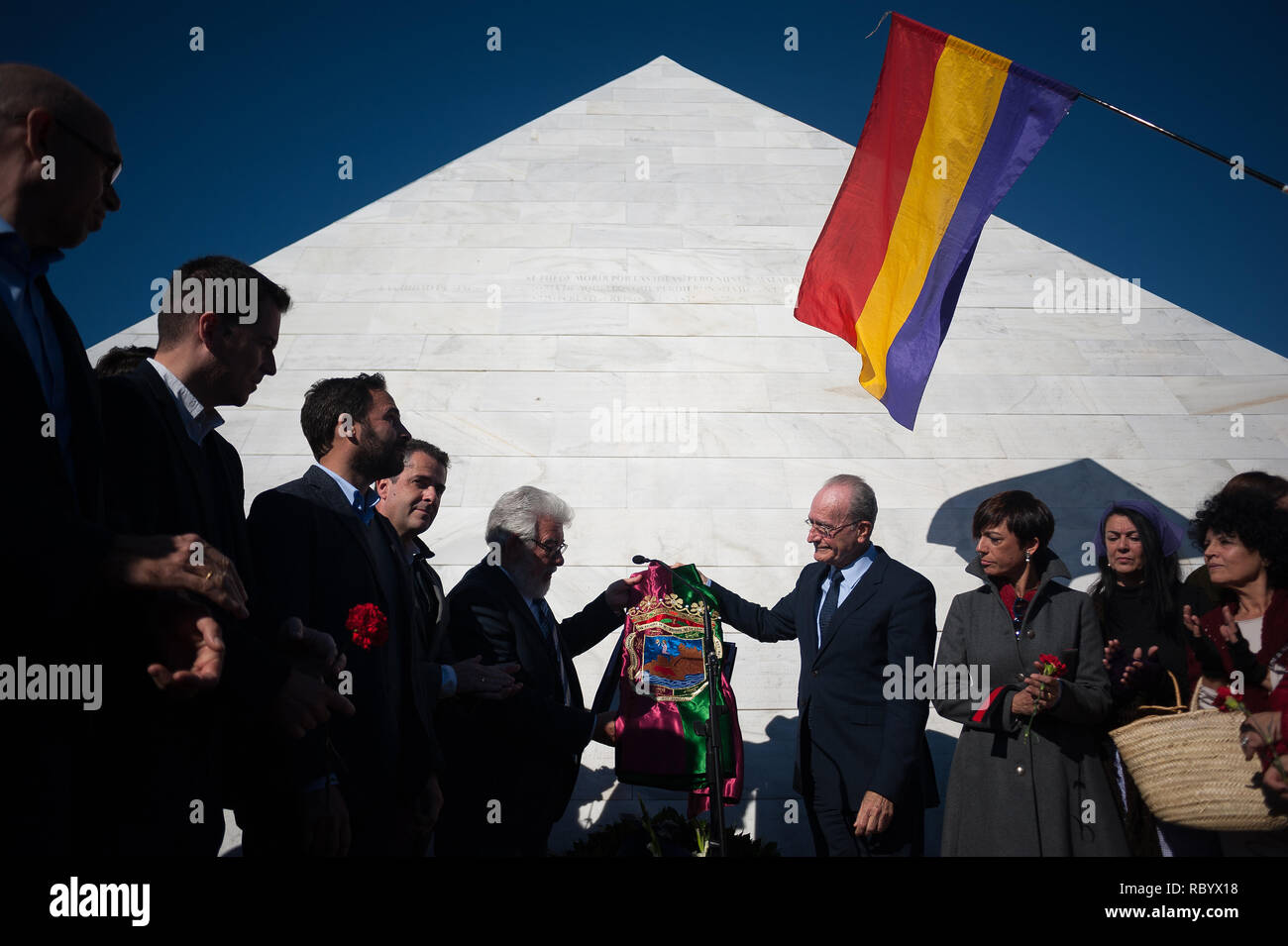 I membri di partiti politici da Malaga il municipio visto durante un omaggio in memoria dei repubblicani uccisi durante la guerra civile da parte delle forze del dittatore spagnolo Francisco Franco presso il cimitero di San Rafel nella parte anteriore di un mausoleo costruito in memoria di tutti i repubblicani. Foto Stock