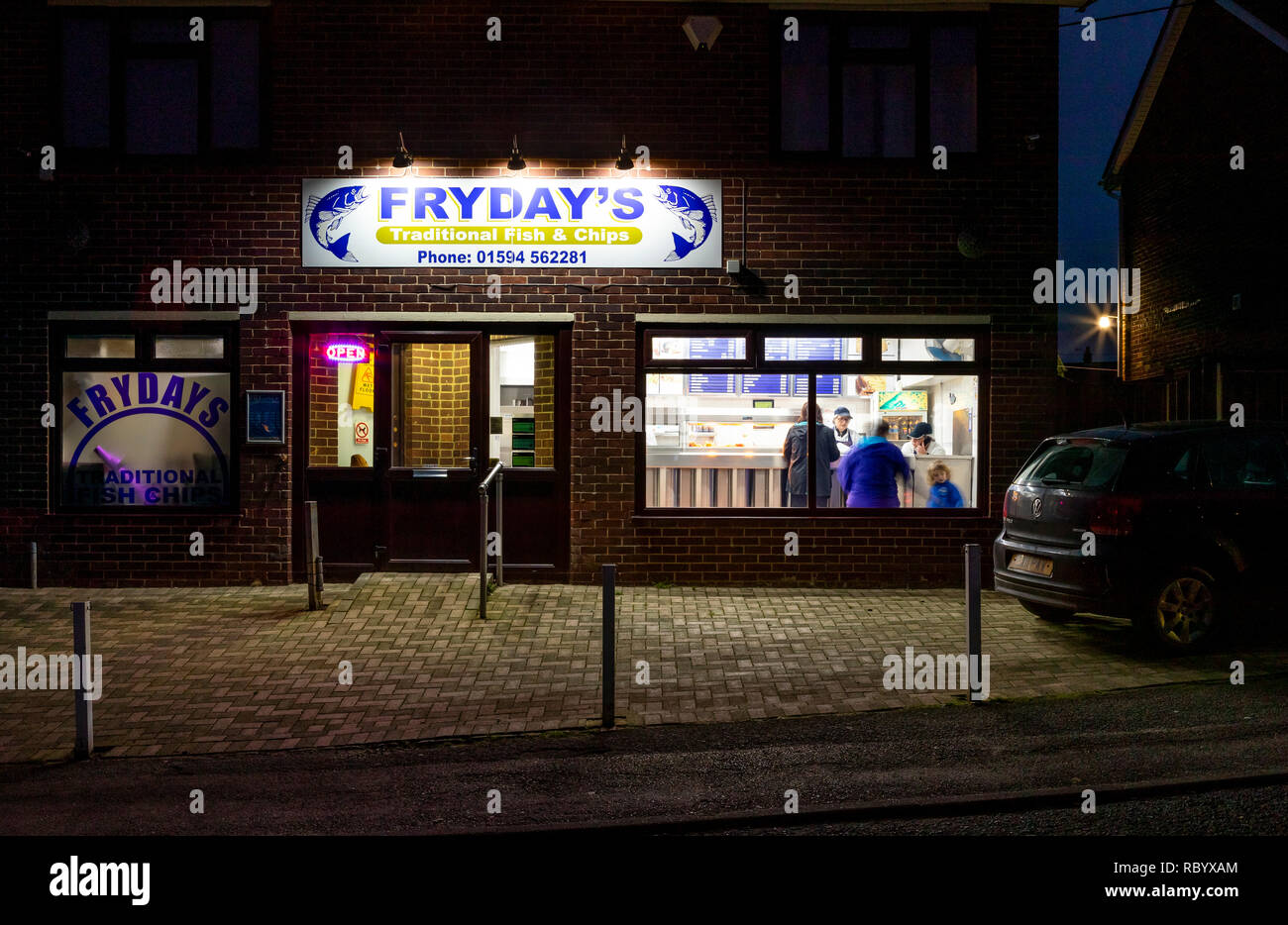 Frydays, il tradizionale pesce e chip shop, orate, Foresta di Dean, nel Gloucestershire. Foto Stock