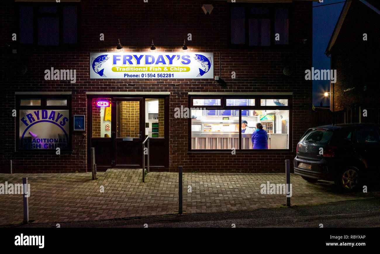 Frydays, il tradizionale pesce e chip shop, orate, Foresta di Dean, nel Gloucestershire. Foto Stock