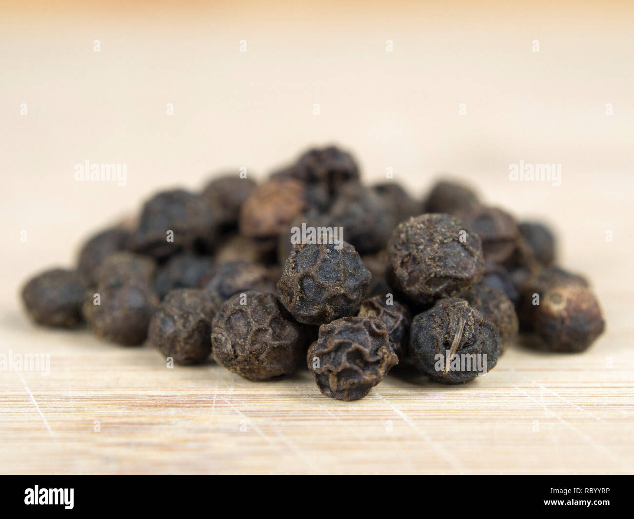 Un mucchio di grani di pepe nero. Foto Stock