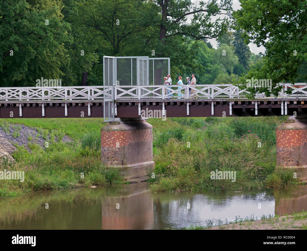 Fürst Pückler Park a Bad Muskau, hier - neue Brücke über die Neiße nach Polen, UNESCO Weltkulturerbe, Landkreis Görlitz, Oberlausitz, Sachsen, Deutsc Foto Stock