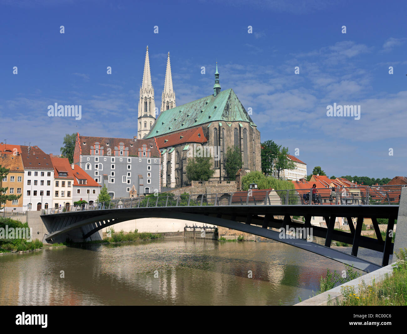 Görlitz, Die 2004 eröffnete Fußgängerbrücke von Görlitz nach Zgorzelec; im Hintergrund die evangelische Pfarrkirche St. Peter und Paul Widhaus Foto Stock