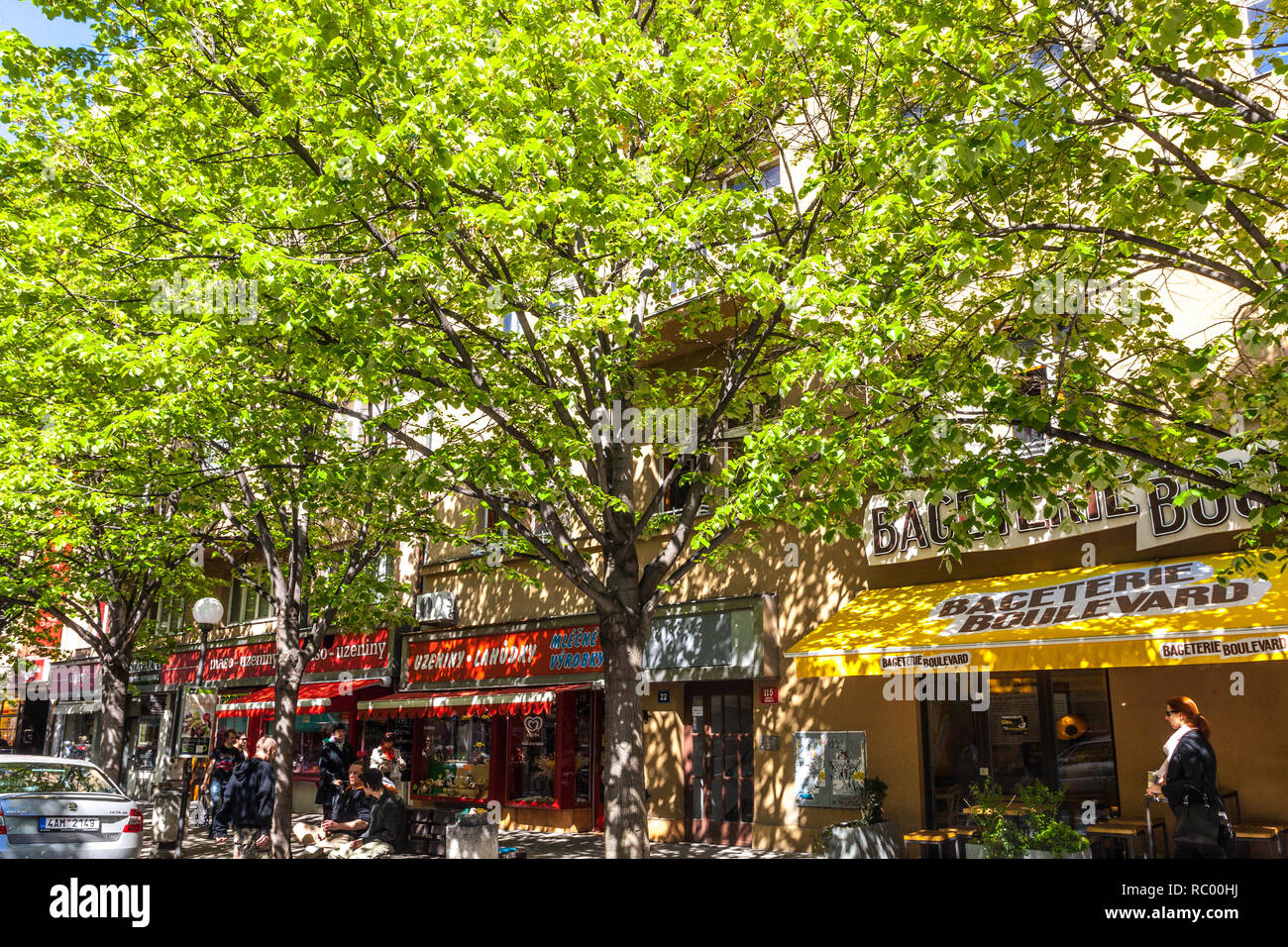 Via Krizikova molti ristoranti bares caffè Karlin Praga Foto Stock