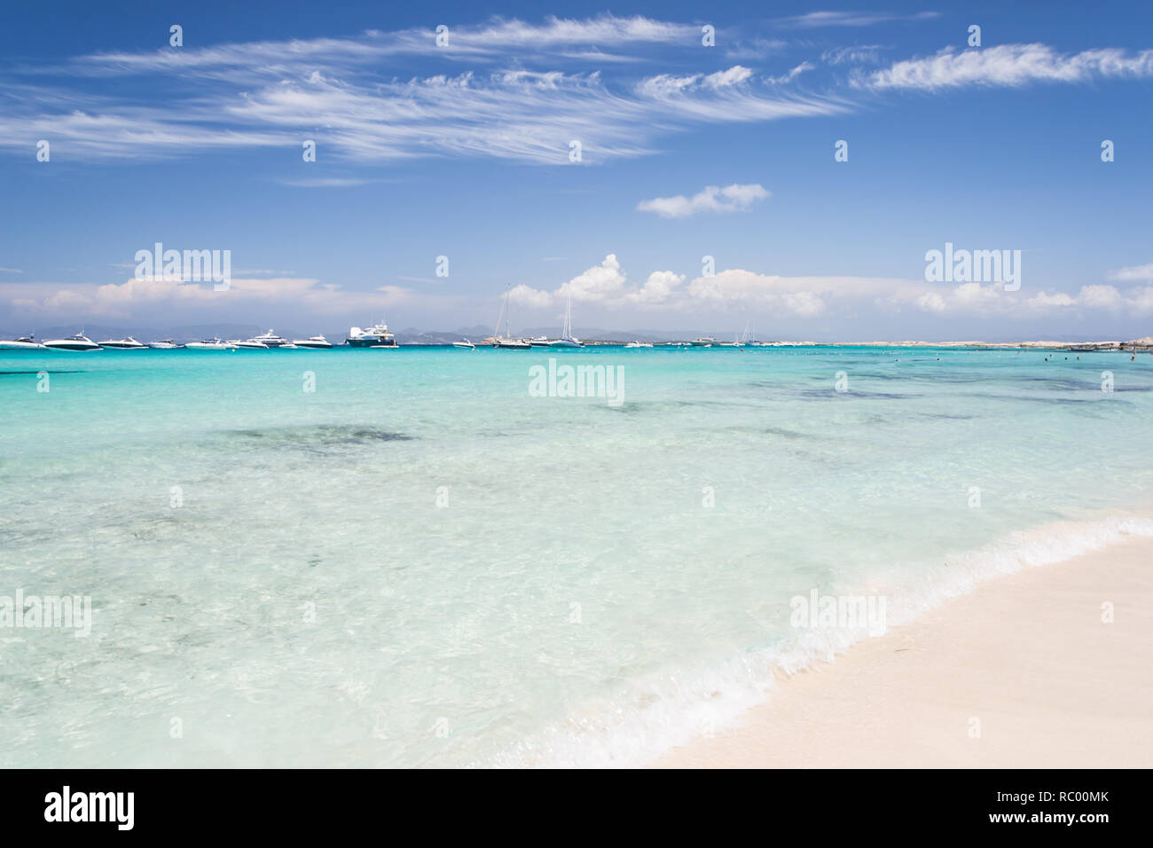 Il turchese acqua cristallina nella spiaggia di Illetes a Formentera, Baleares, Spagna Foto Stock