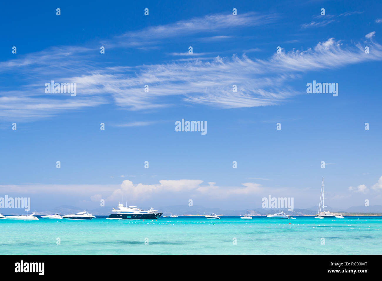 Il turchese acqua cristallina nella spiaggia di Illetes a Formentera, Baleares, Spagna Foto Stock