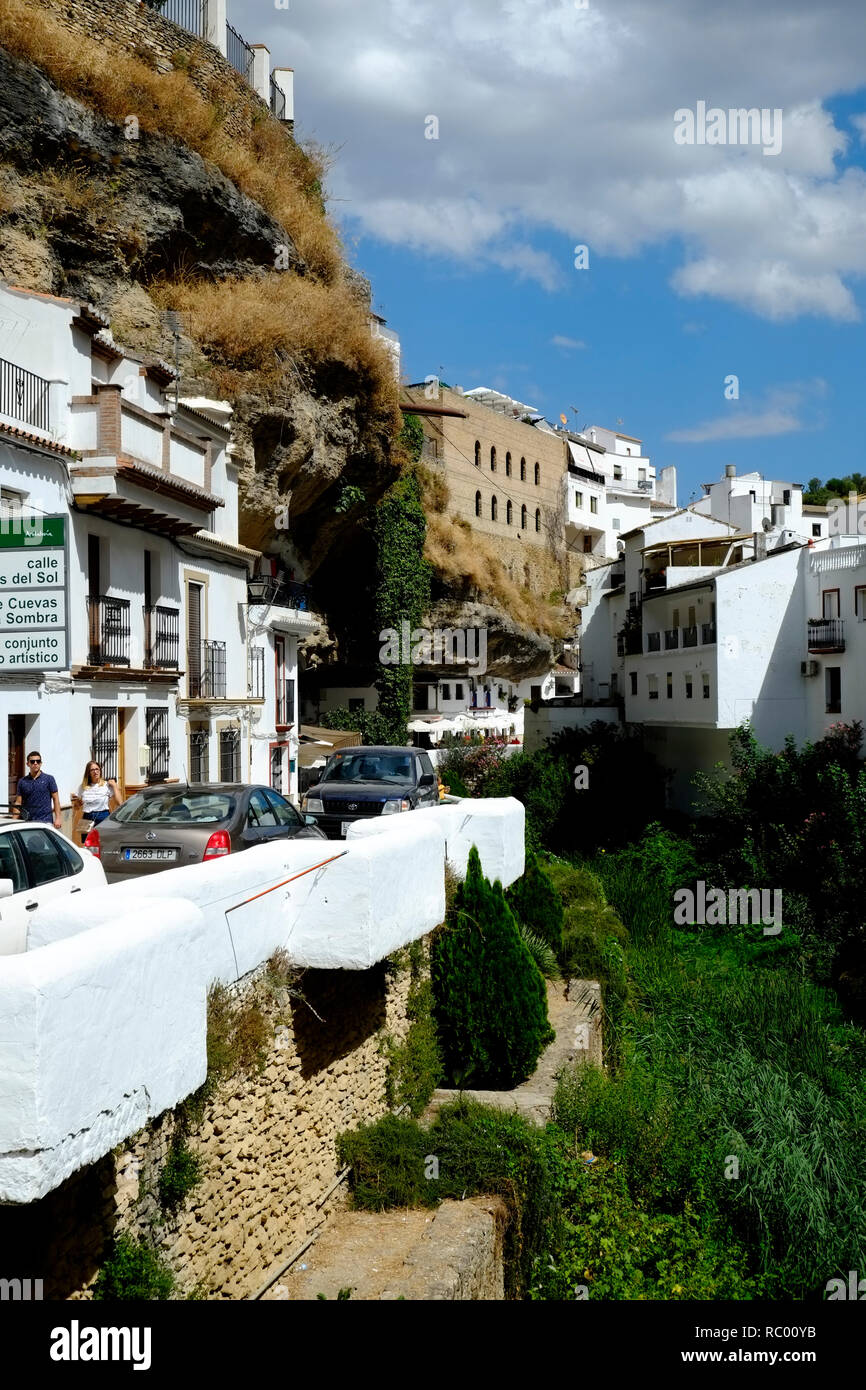 Case costruite nella scogliera e grotte. A Setenil de las Bodegas, Andalusia. Spagna Foto Stock