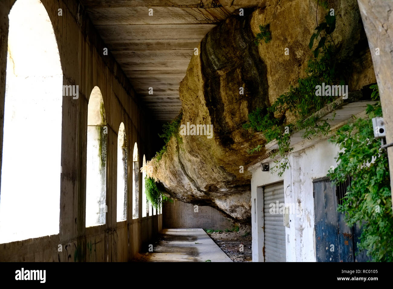 Case costruite nella scogliera e grotte. A Setenil de las Bodegas, Andalusia. Spagna Foto Stock