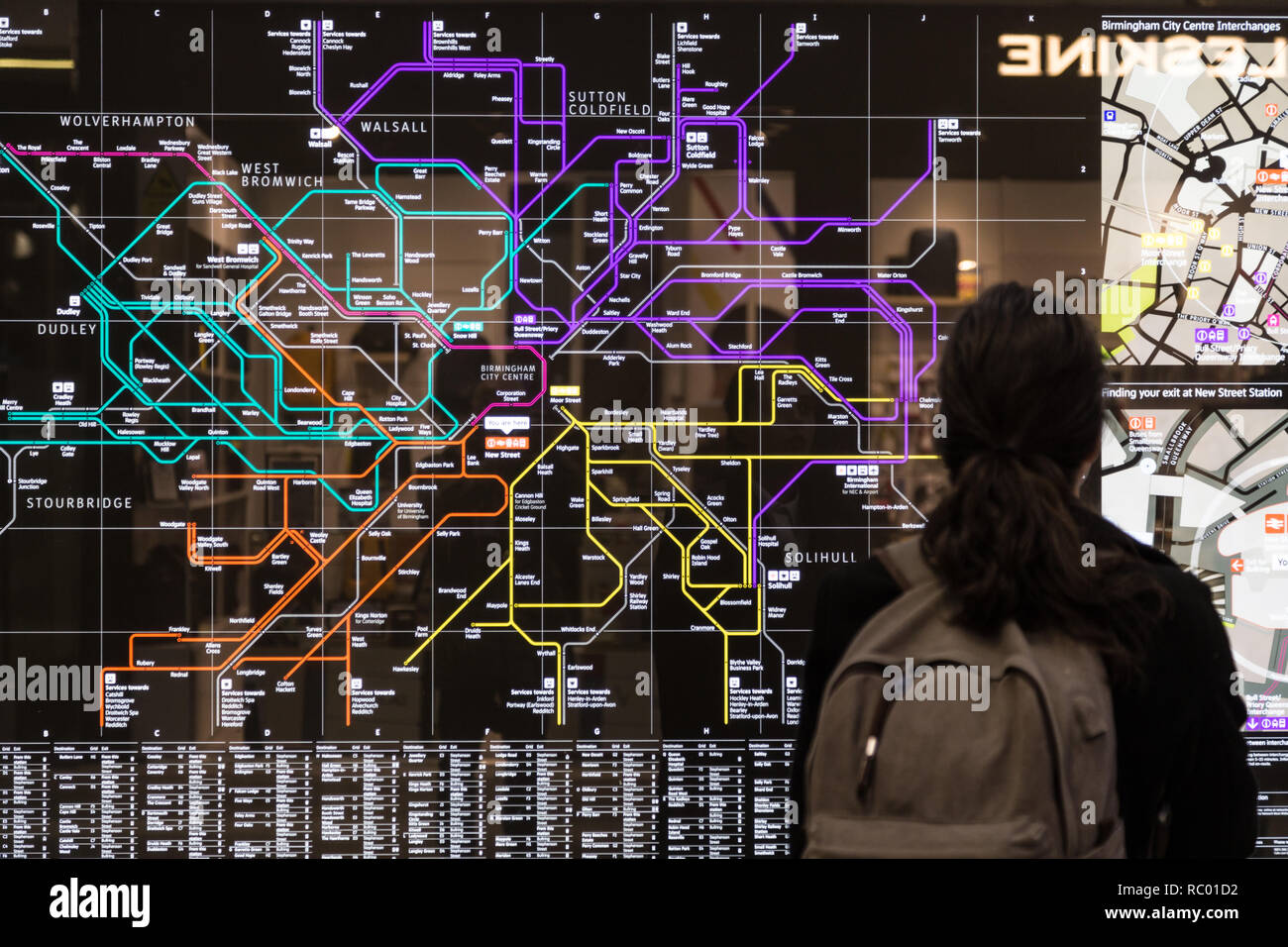 Passeggeri guardando ferrovia Mappa di Birmingham REGNO UNITO, Birmingham New Street Station concourse Foto Stock