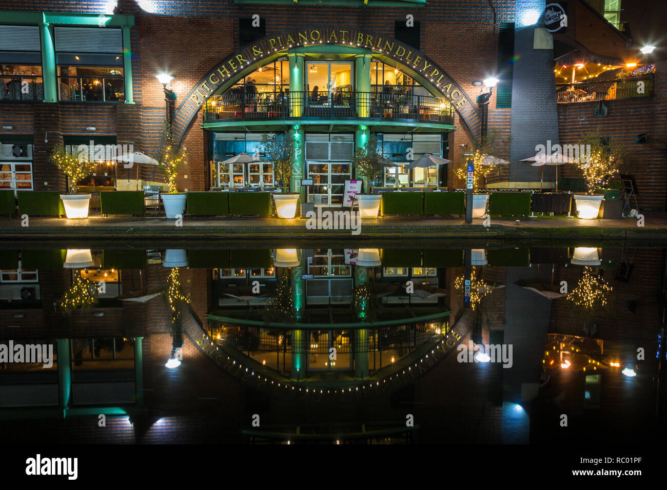 Pitcher e piano bar, luogo Danielle, Birmingham di notte, REGNO UNITO Foto Stock