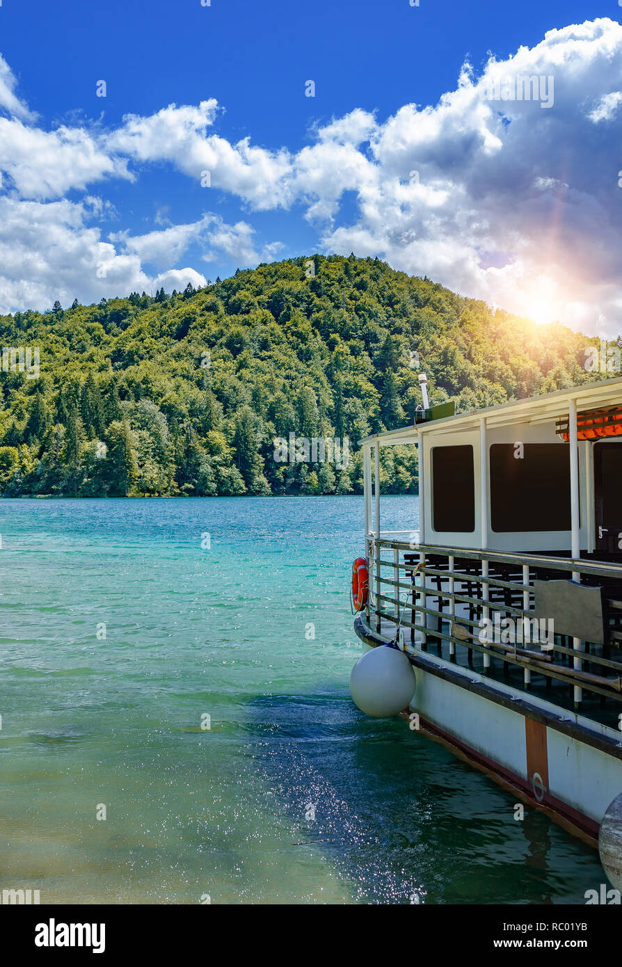 Barca sul Lago - Parco nazionale dei laghi di Plitvice in Croazia. Foto Stock