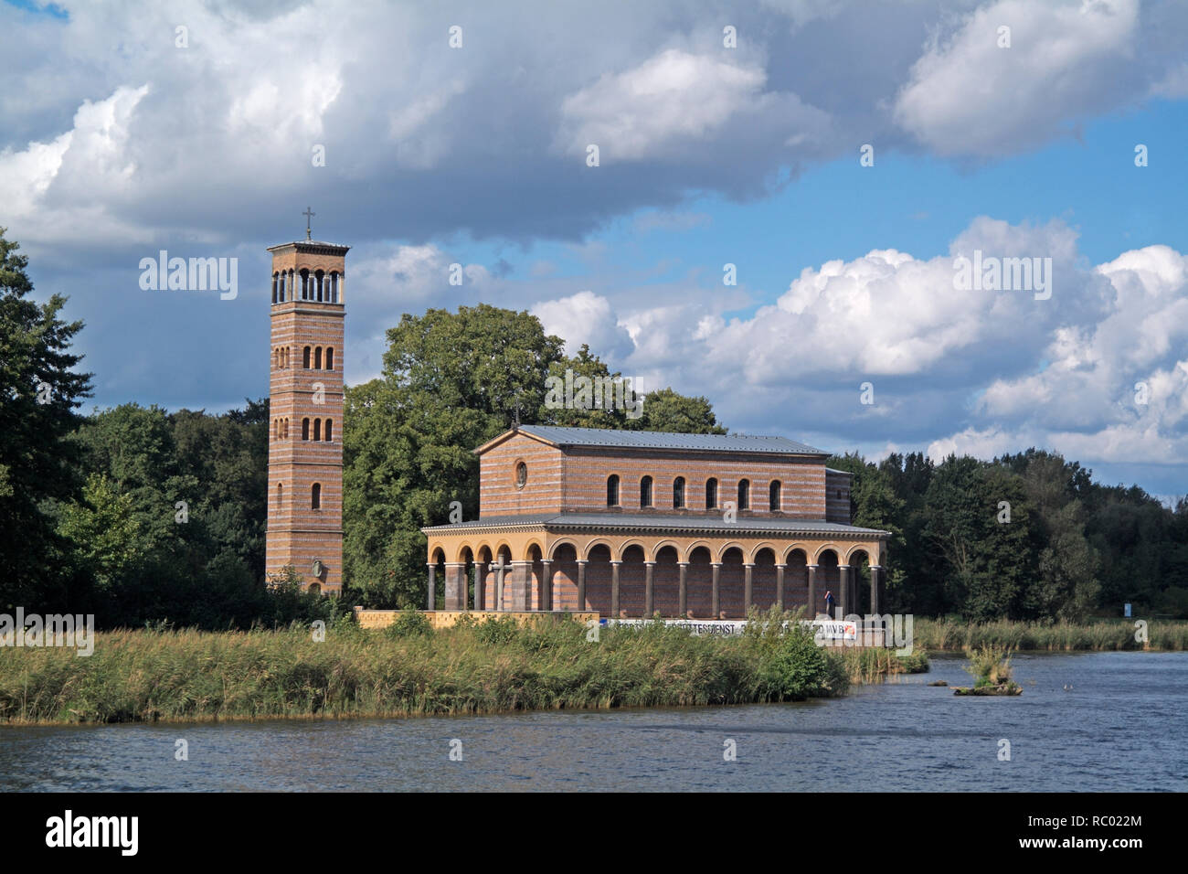 Sacrower Heilandskirche, Blick von der Havel, Sacrow, Potsdam, Brandeburgo, Deutschland, Europa | Chiesa del Redentore, la Chiesa di Cristo di Sacrow, vista fr Foto Stock