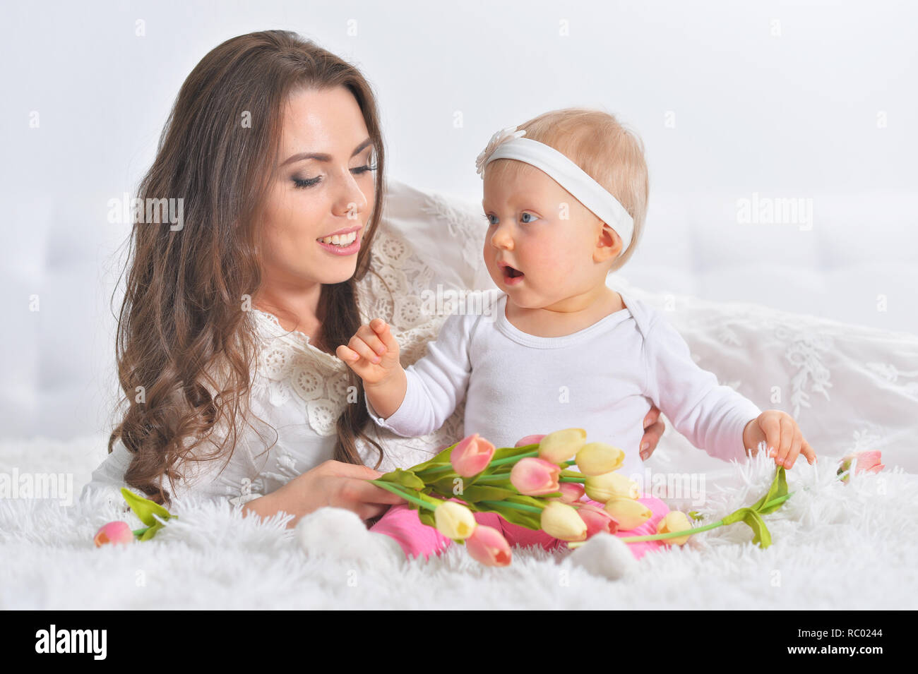 Ritratto di giovane donna che gioca con la piccola figlia Foto Stock