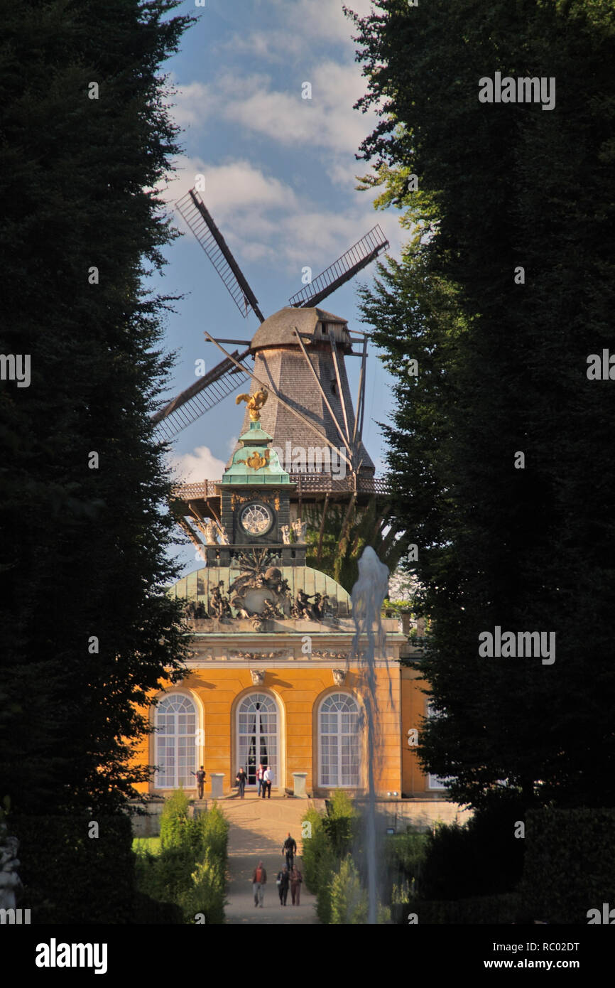 Neue Kammern, Gästeschloss des Schlosses Sanssouci mit Bockwindmühle, Potsdam, Brandeburgo, Deutschland, Europa | nuove camere, Neue Kammern, guestcas Foto Stock