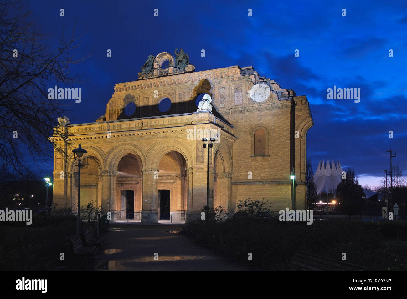 Portalruine Anhalter Bahnhof am Askanischen Platz, HG Tempodrom, Nähe Potsdamer Platz, Berlino-Kreuzberg, Deutschland, Europa | rovina Anhalt, una stazione Foto Stock