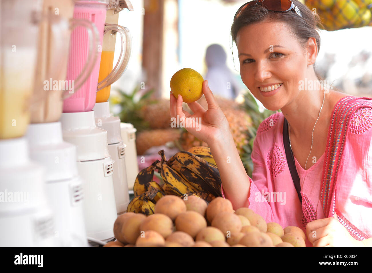 Ritratto di donna scelta di frutta sul mercato Foto Stock