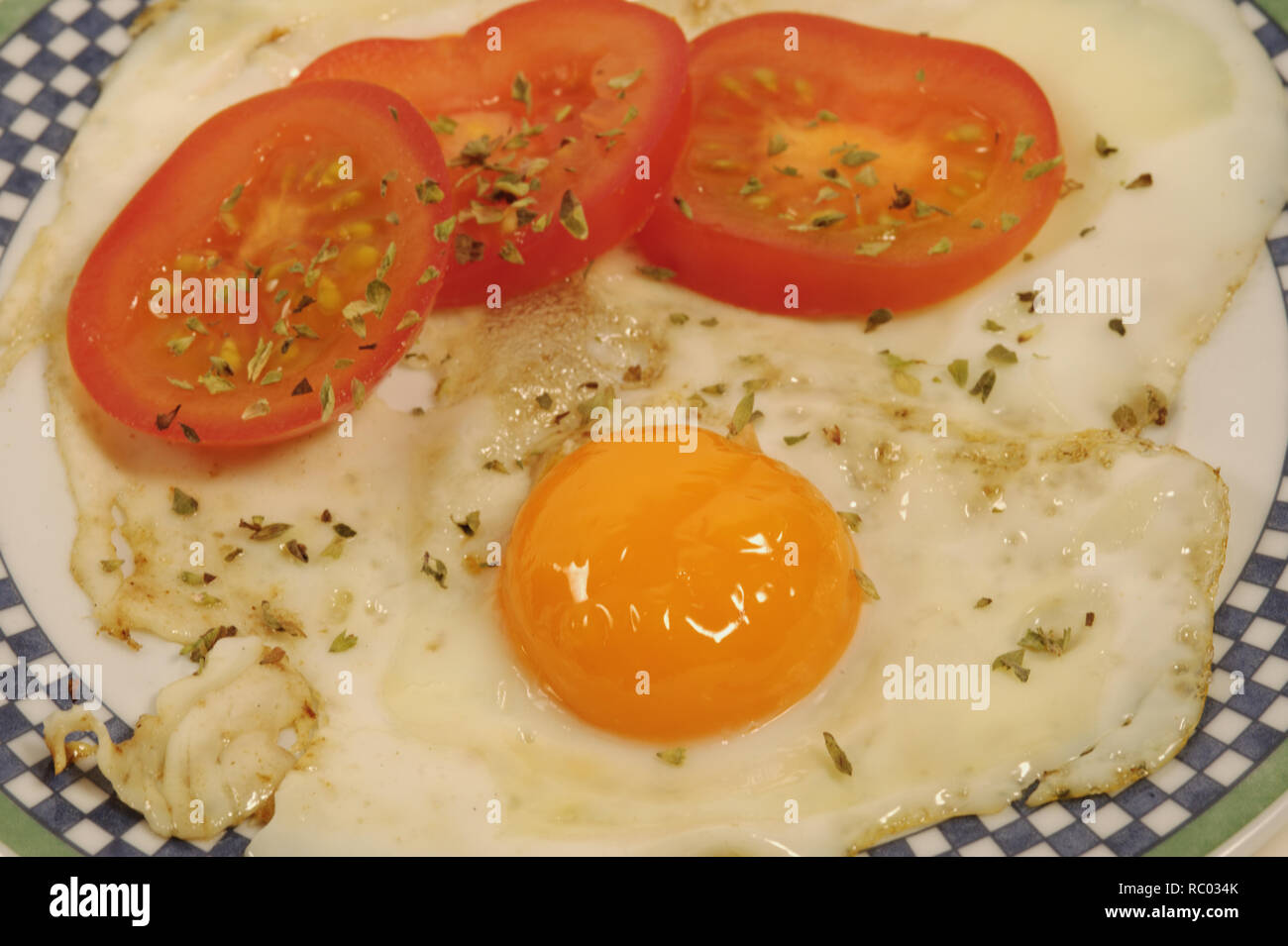 Spiegelei mit frischen Tomaten | uovo fritto con pomodori freschi Foto Stock